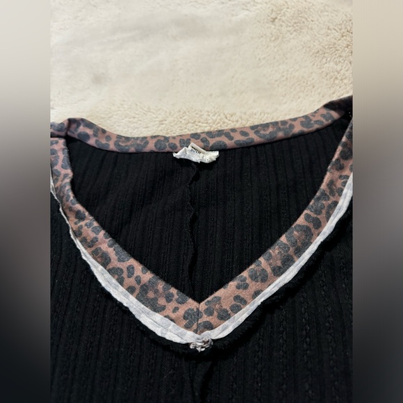 POL black top with leopard detailing. Size Medium - Picture 3 of 7